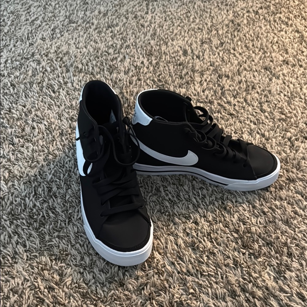 Nike Black and White Skateboarding Sneakers with Vulcanized Sole